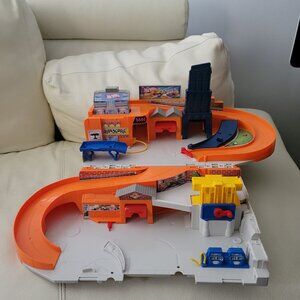 Vintage 1979 Hot Wheels Foldaway Garage